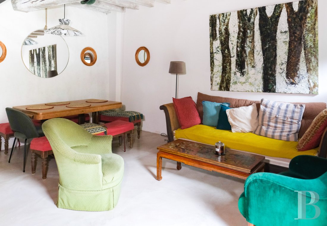 A artists' house with a cluster of small houses on the way to Le Mans - photo  n°30